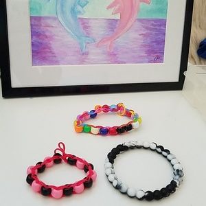 3 bracelets stretches to fit wrist!📿💚